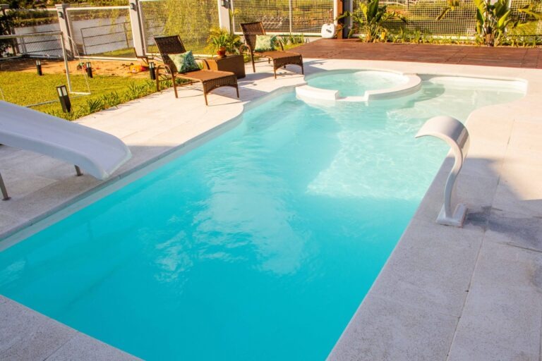 Step by step to keep your pool clean in summer