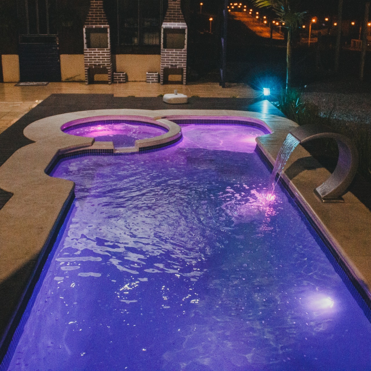 How to choose fiberglass pool lighting?