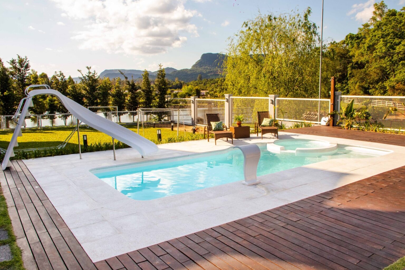 Step by step to keep your pool clean in summer